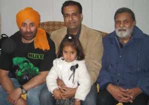 Abhay Deol father at right side 