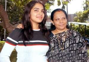 Kadhal Sandhya parents mother Maya